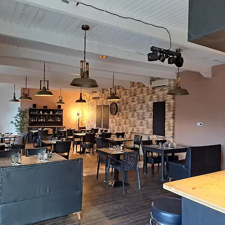 Hotell Logis Restaurant Les Platanes