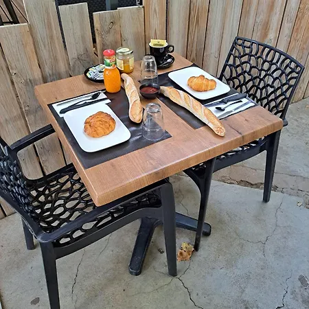 Hotell Logis Restaurant Les Platanes Aramon