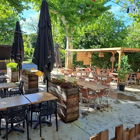 Logis Restaurant Les Platanes Aramon