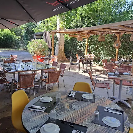 Logis Restaurant Les Platanes Hotell *